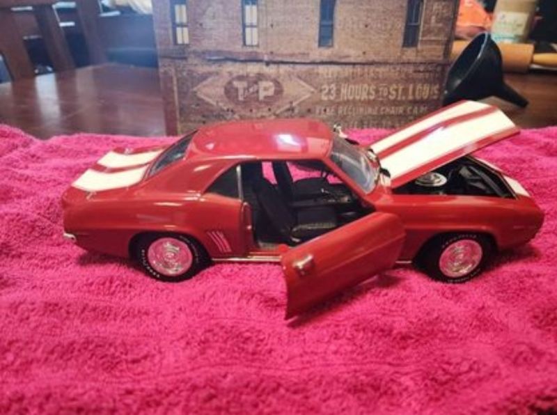 1969 Red & White Stripes Camaro Z/28 1993 ERTL American Musc