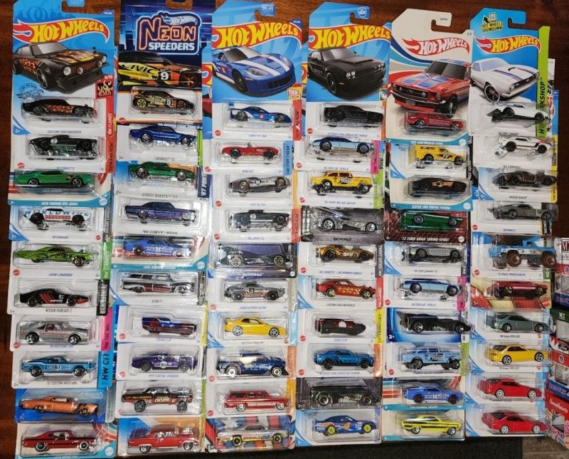 MIXED DIECAST LOT OF 64 60 HOT WHEELS...4 M2