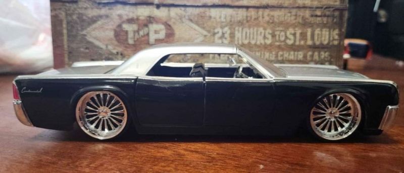 JADA BTK 1963 LINCOLN CONTINENTAL BLACK / SILVER 1:24 DIECAS