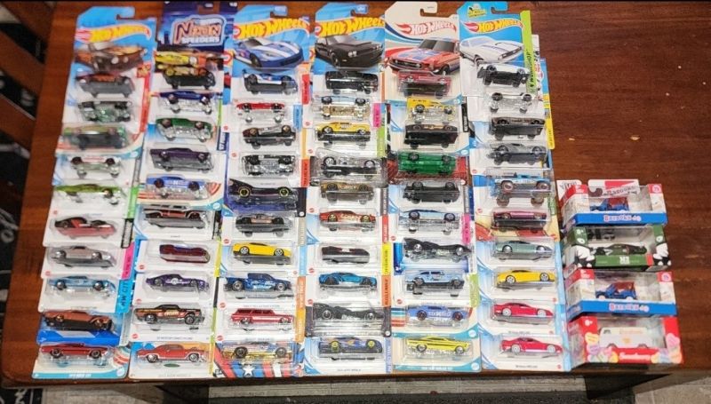 MIXED DIECAST LOT OF 64 60 HOT WHEELS...4 M2